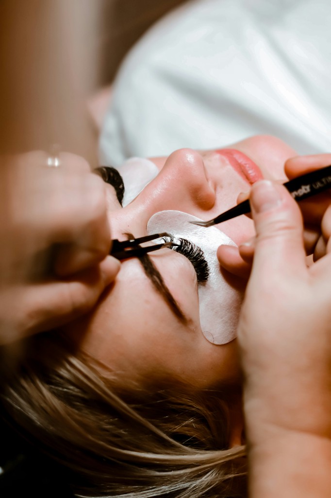 Lash extension treatment